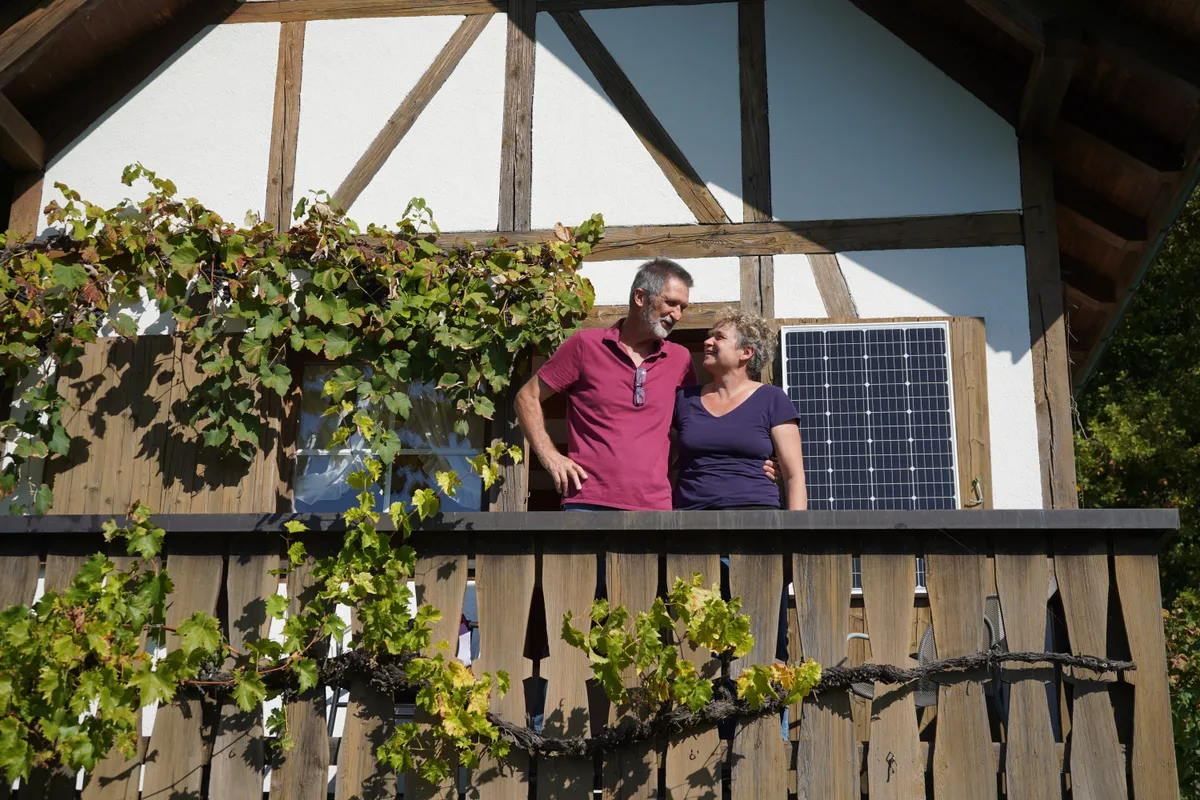 Bea Meier und Edy Pfammatter auf dem Balkon ihres Weinberghauses «Chrottebüel».