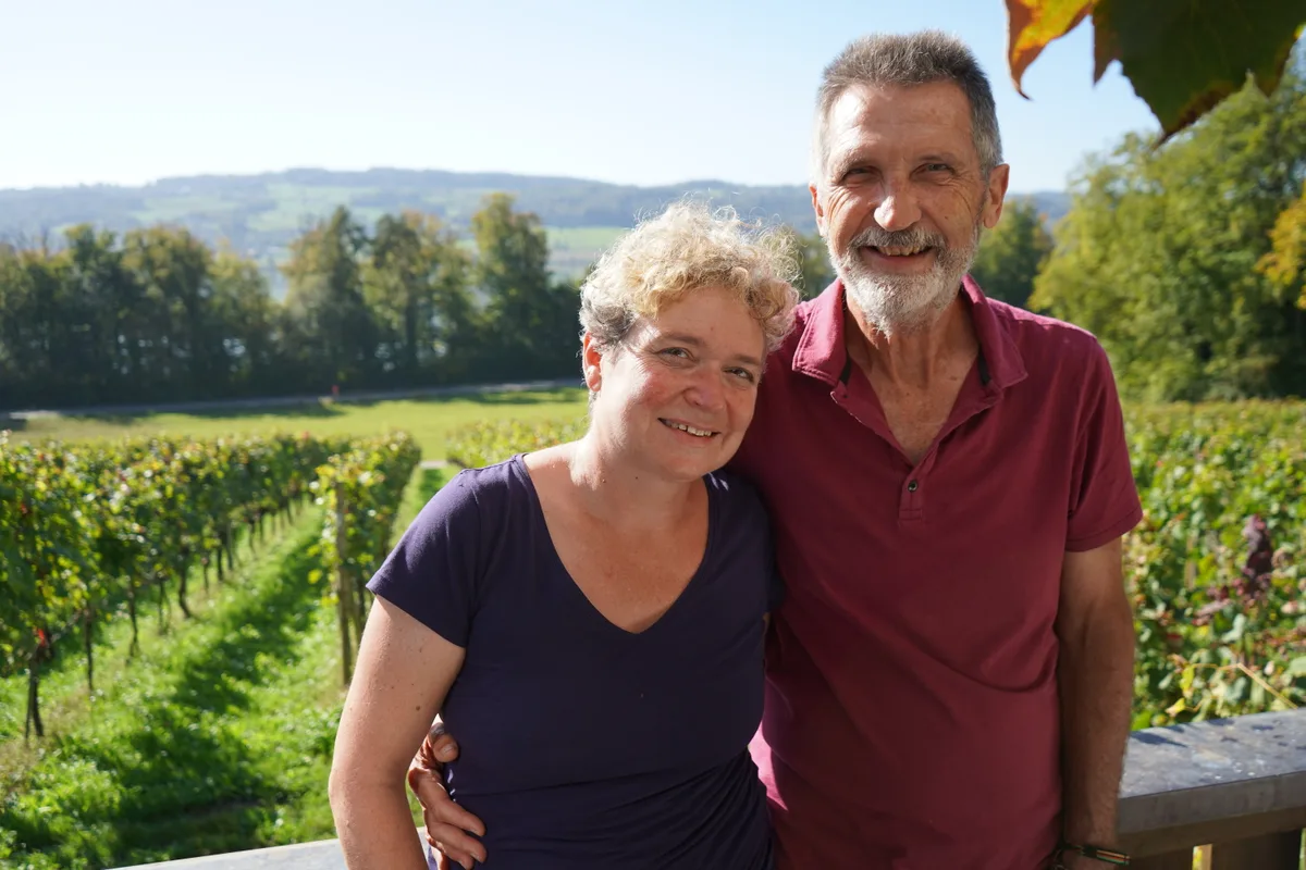 Ein Mann und eine Frau stehen ihn ihrem Rebberg.