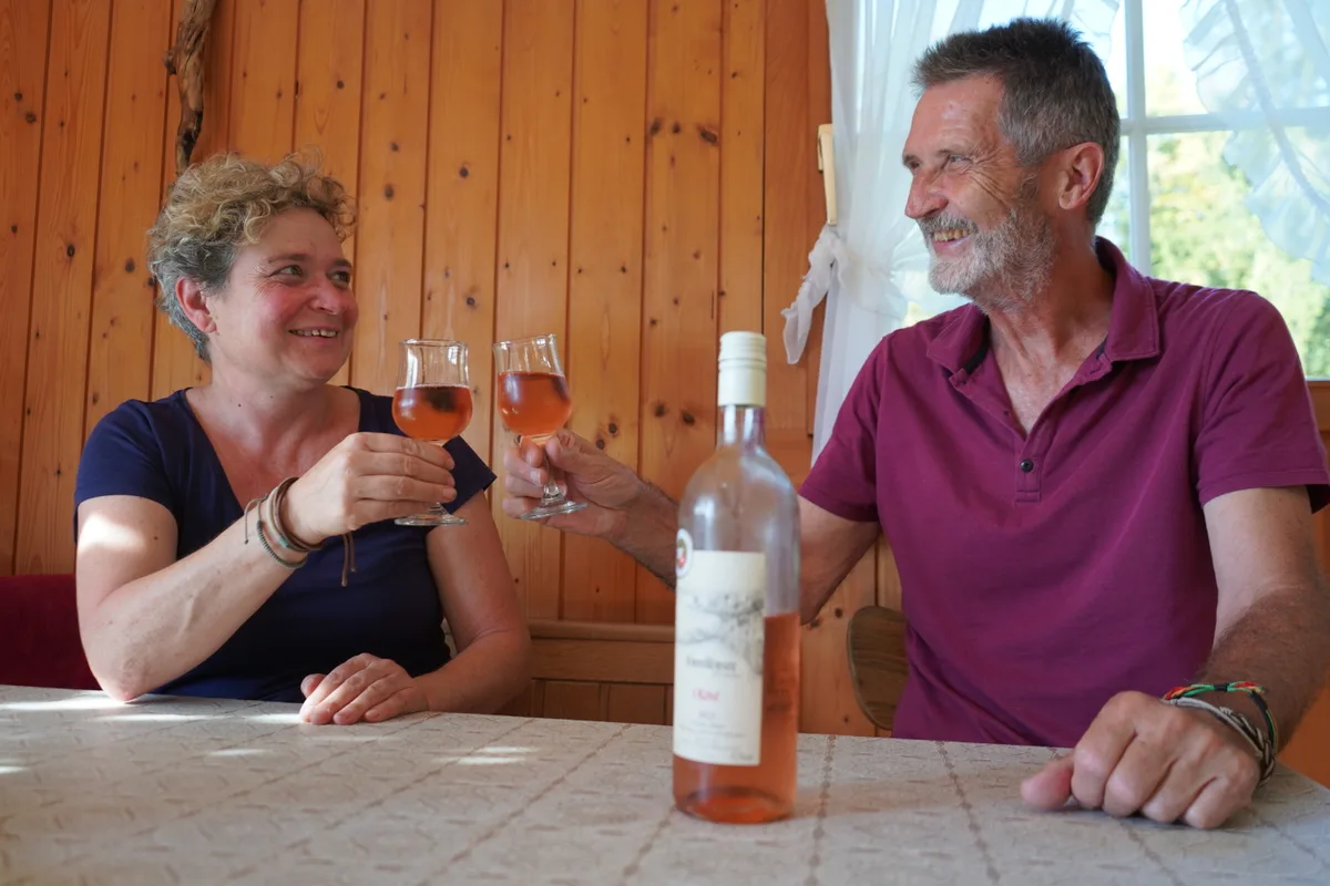 Eine Frau und ein Mann stossen mit Rosé-Wein an.