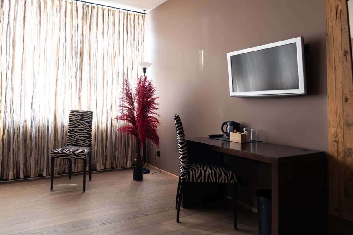 Gepflegt: Blick in ein Zimmer im «Quers Inn». Blick in ein Zimmer im Hotel «Quers Inn». Man sieht einen Schreibtisch und einen Fernseher.
