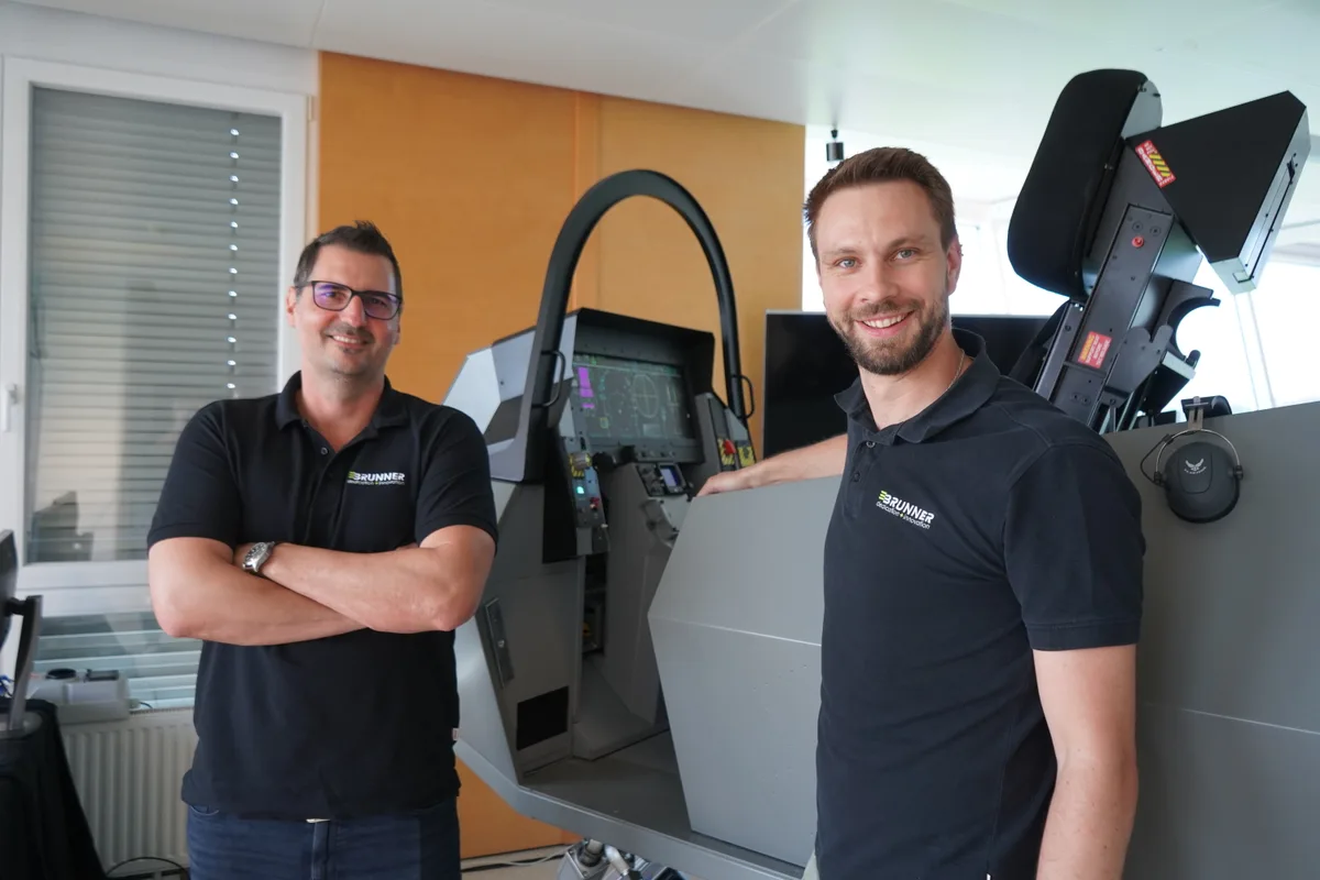 CEO Roger Klingler (l.) und Projektleiter Lorenz Kunz vor dem Simulator eines F35-Kampfjets.