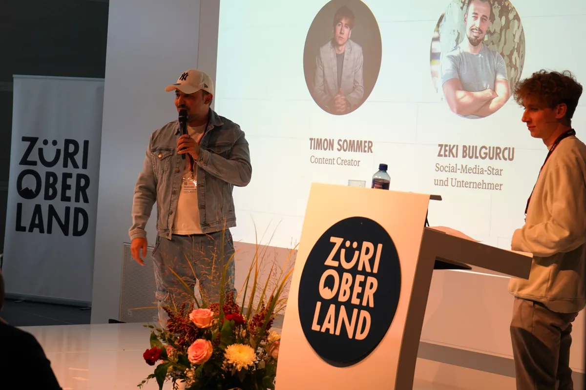 Was wie ein Hiphop-Konzert aussieht, ist der Auftritt von Zeki Bulgurcu und Timon Sommer, die auf Social Media enorme Reichweiten erzielen.