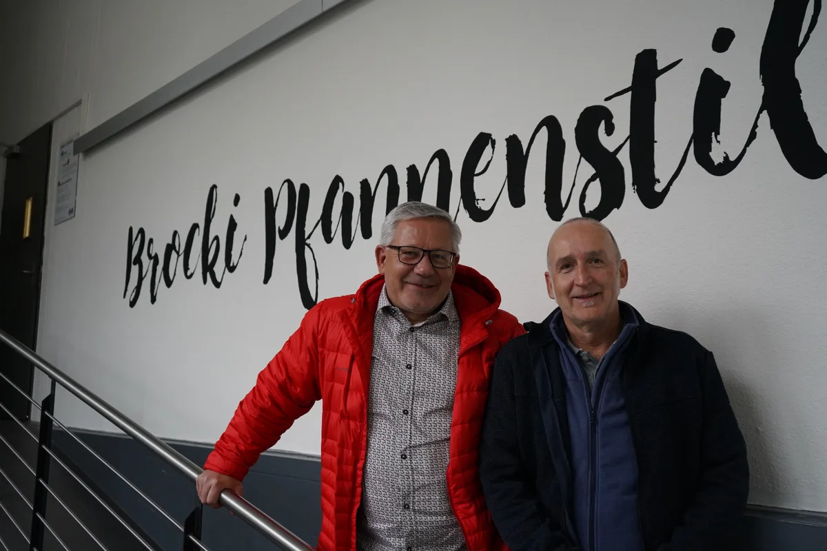 Ein Brocki funktioniert grundsätzlich wie jedes Warenhaus: Beat Stüber (links), Leiter Zentrum Produkte und Dienstleistungen in Rüti, und Betriebsleiter Daniel Lehmann waren zuvor im Detailhandel tätig.