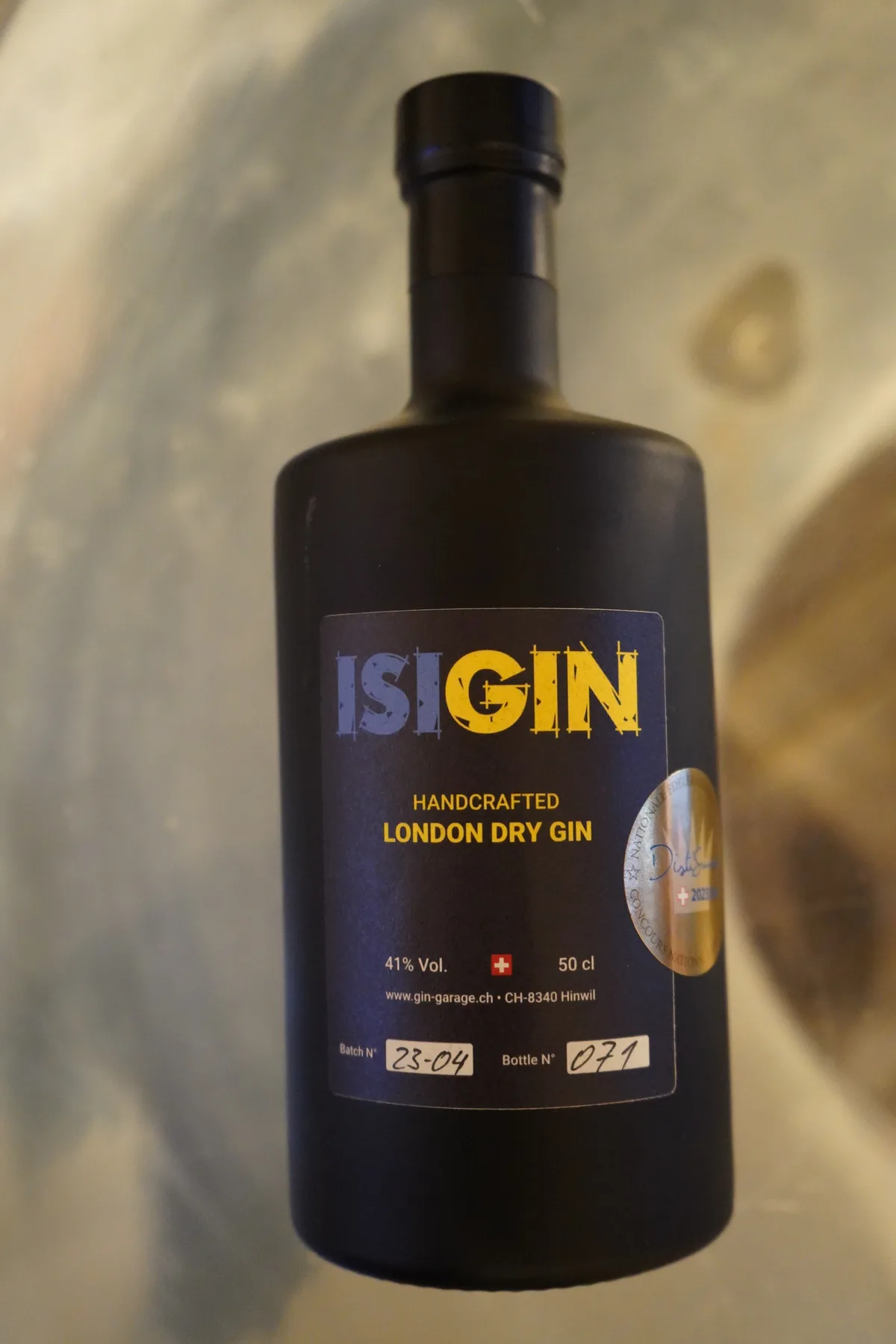Eine Flasche Gin mit schwarzer Etikette.