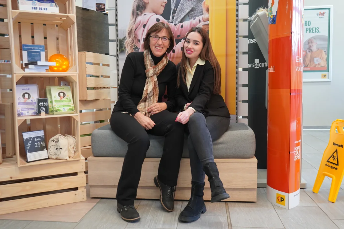 Niederschwelliges Beratungsangebot: Bettina Wetter (links, stv. Gebietsleiterin der Post im Zürcher Oberland) und Annapia Rizzo (stv. Teamleiterin der Post Wetzikon).