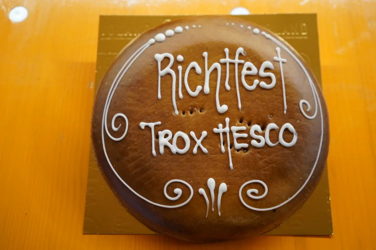 Ein Biberfladen mit der Aufschrift Richtfest Trox Hesco.