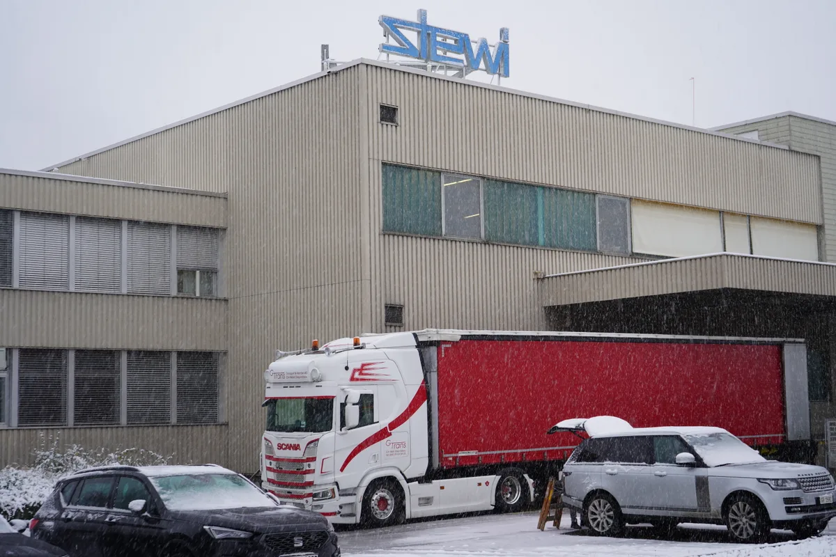 Ein altes Fabrikationsgebäude. Davor steht ein Sattelschlepper.