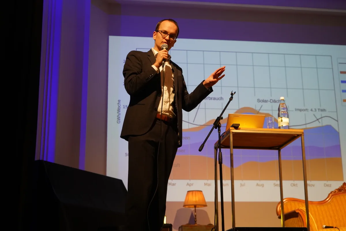 Regierungsrat Martin Neukom referiert auf der Bühne des Nova-Theaters in Pfäffikon.
