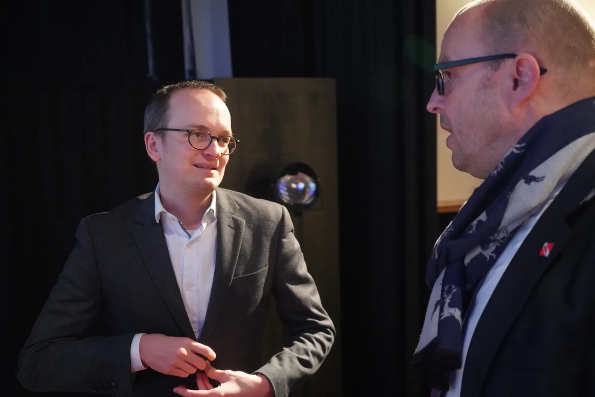 Regierungsrat Martin Neukom (l.) und der Pfäffilker Gemeindepräsident Marco Hirzel im Gespräch.