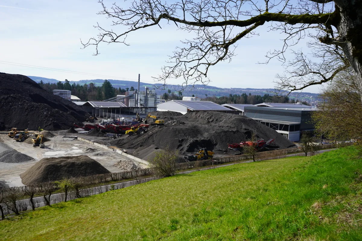 Unübersehbar: Die Hügel aus alten Strassen bei der Belag AG in Volketswil.