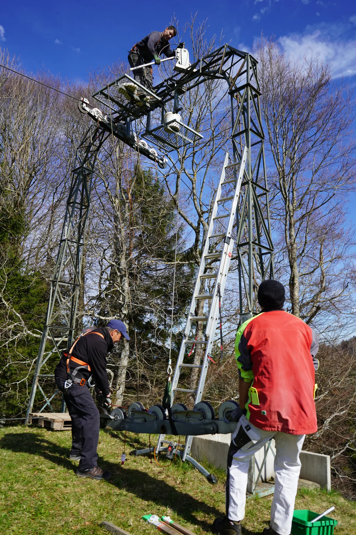 Revisionsarbeiten am obersten Mast des Skilifts Ghöch in Bäretswil.
