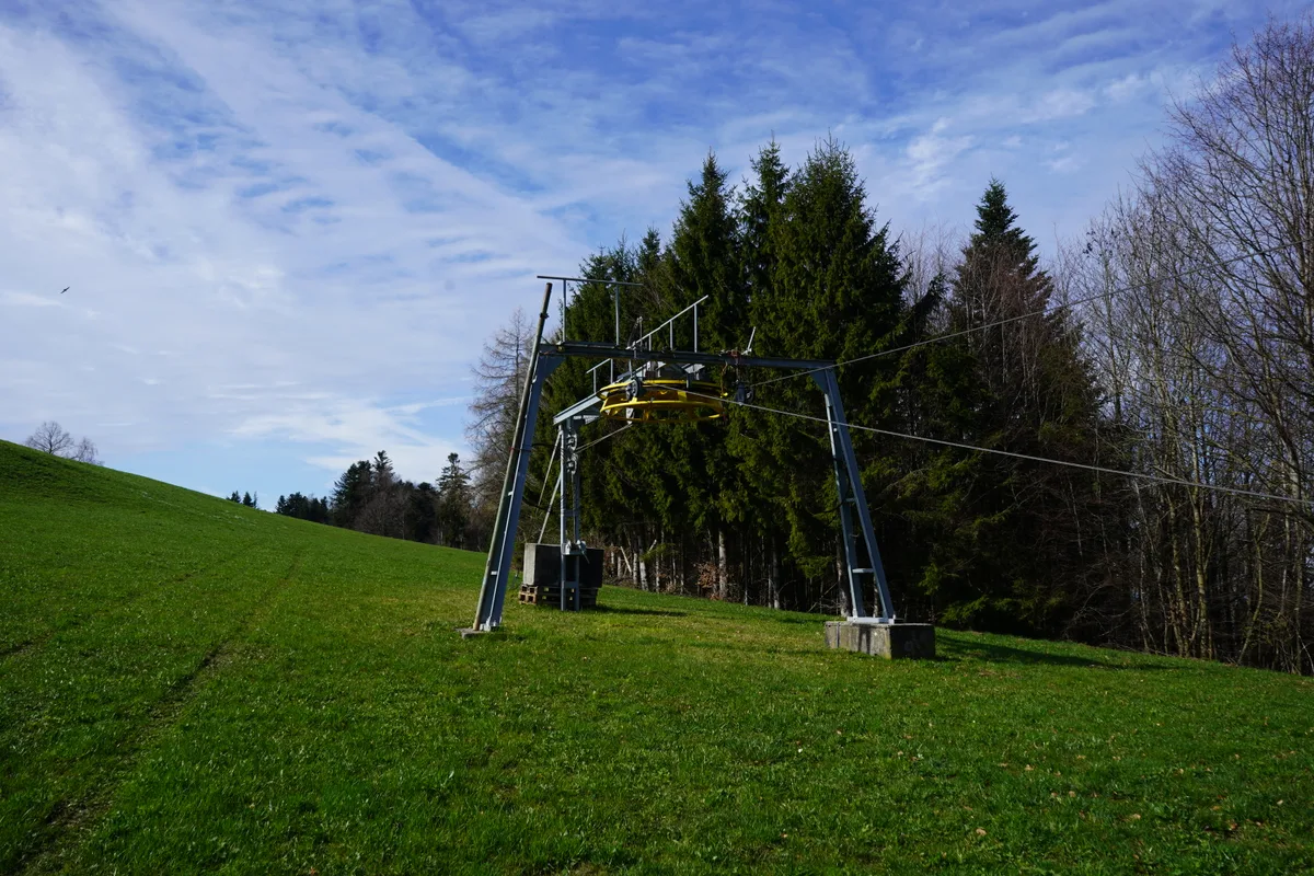 Après-Ski: Die Bergstation des Skilifts Ghöch in Bäretswil im Frühling.