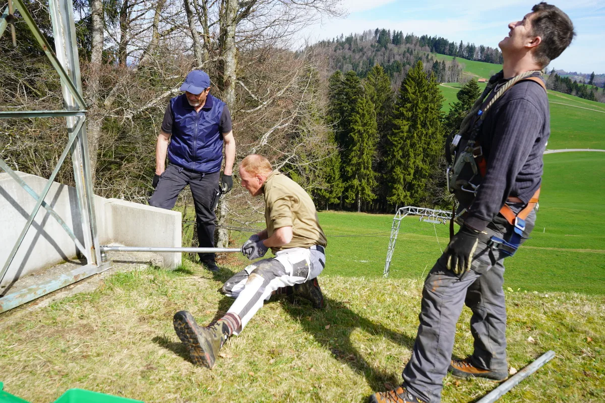 Revisionsarbeiten am obersten Mast des Skilifts Ghöch in Bäretswil.