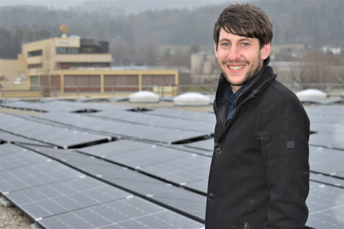 Christoph Müller freut sich auf die neue Fotovoltaik-Anlage, mit der die Ferag rund 40 Prozent ihres Strombedarfs decken kann.