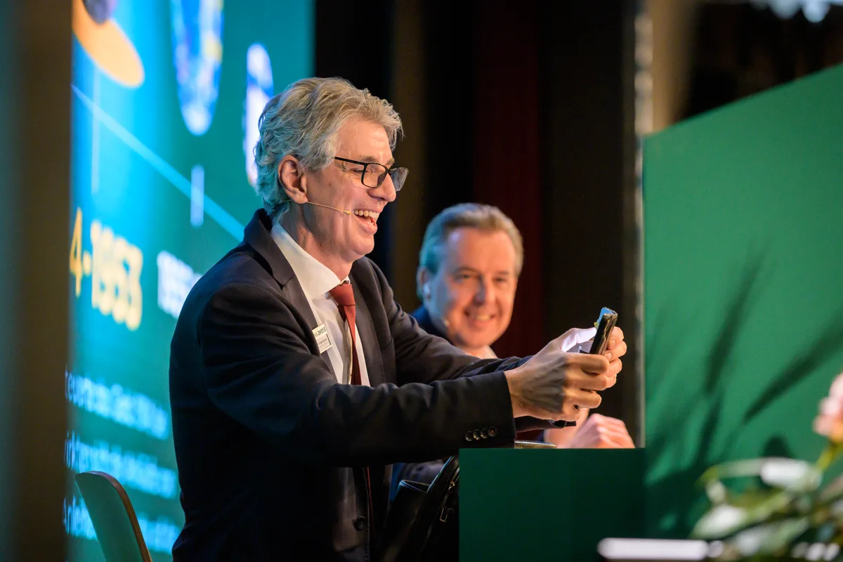 Gute Zahlen machen gute Laune: VR-Präsident Donato Scognamiglio und CEO André Wegmann an der Generalversammlung der Bank Avera. Bank Avera, Generalversammlung, GV, am Freitag (16.05.2025) im Stadthofsaal in Uster, Donato Sconamiglio und André Wegmann führen durch die GV.
