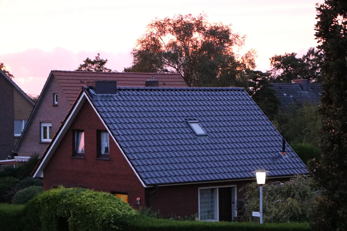 Ein Einfamilienhaus im Grünen.