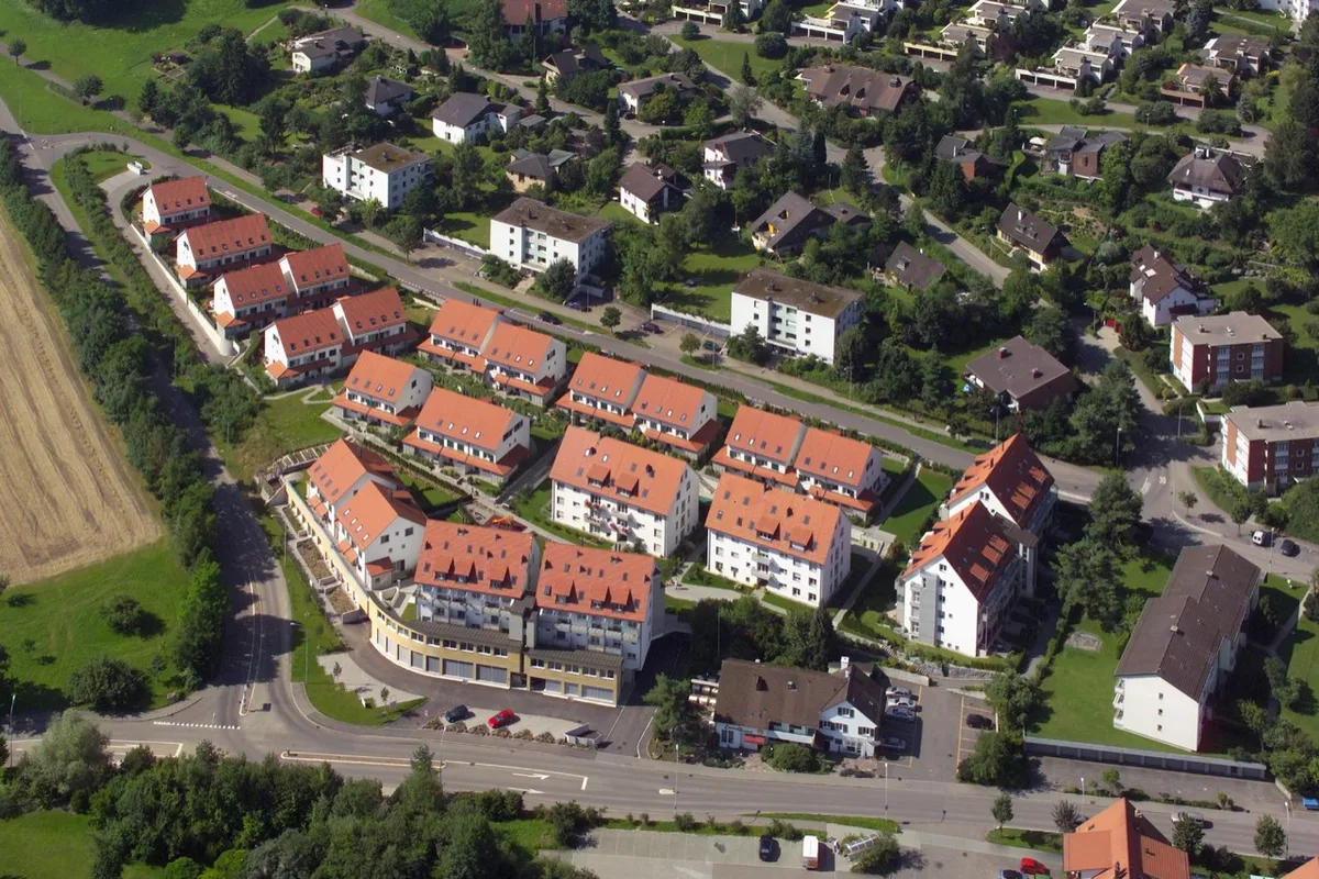 Luftaufnahme einer modernen Wohnüberbauung.