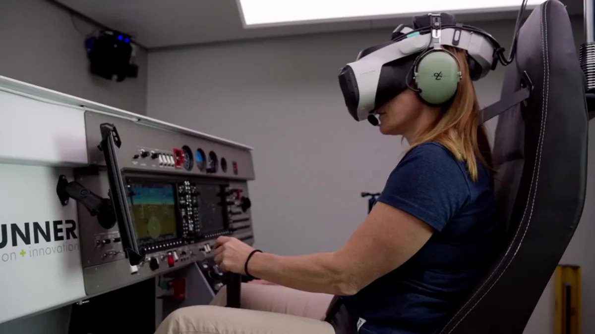 Eine Frau sitzt im Flugsimulator.