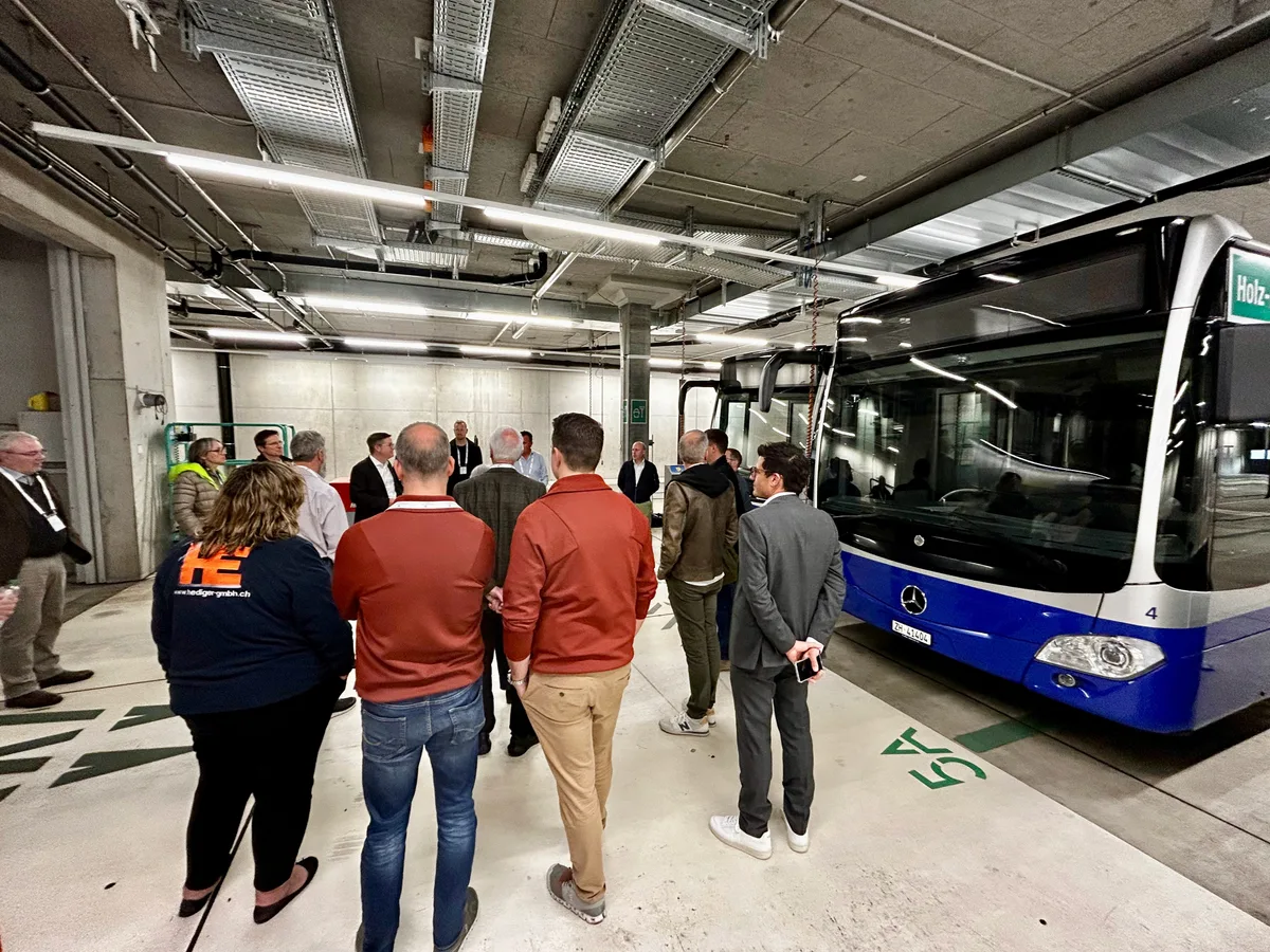 Menschen an einer Führung durch das Depot der VZO in Wetzikon.