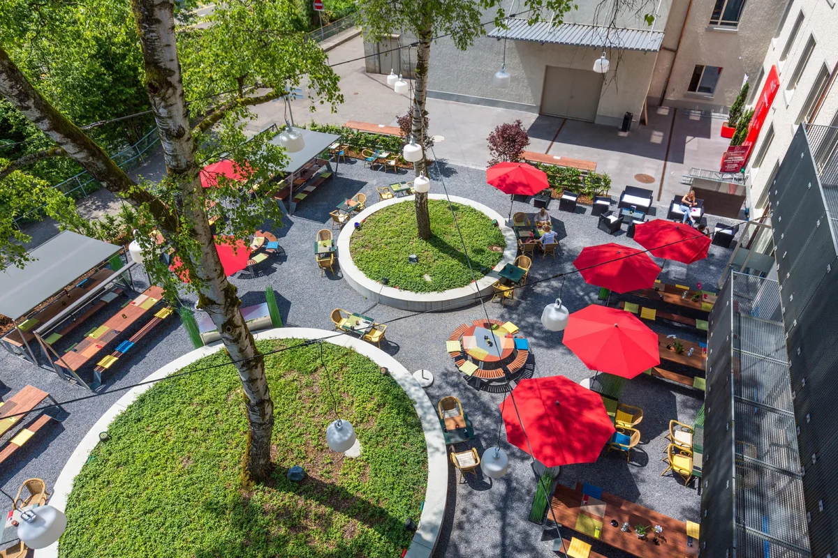 Lauschige Oase abseits vom Verkehrslärm: der Garten der «Neuen Spinnerei». Blick in den Garten des Restaurants Neue Spinnerei in Aathal.