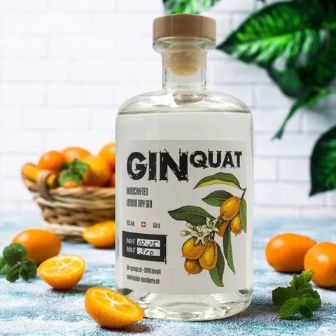 Der Ginquat ist der neuste Wurf von Max Gemperle. Eine Ginflasche mit der Aufschrift «Ginquat». Rund um die Flasche liegen Kumquat-Früchte.
