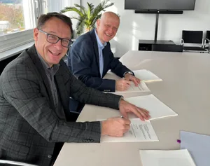 Tinte trocken: Wolfgang Harder (vorne) und Fredi Beutler besiegeln mit ihrer Unterschrift die Gründung der Stiftung Noveos. Tinte trocken: Wolfgang Harder (vorne) und Fredi Beutler besiegeln mit ihrer Unterschrift die Gründung der Stiftung Noveos.