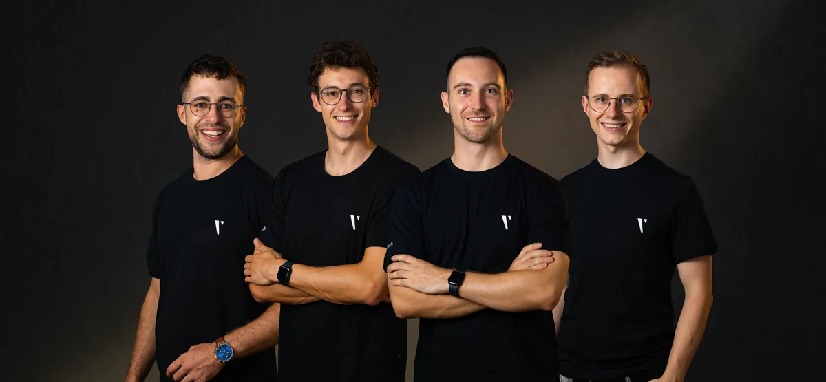 Gruppenbild mit vier jungen Männern in schwarzen T-Shirts.
