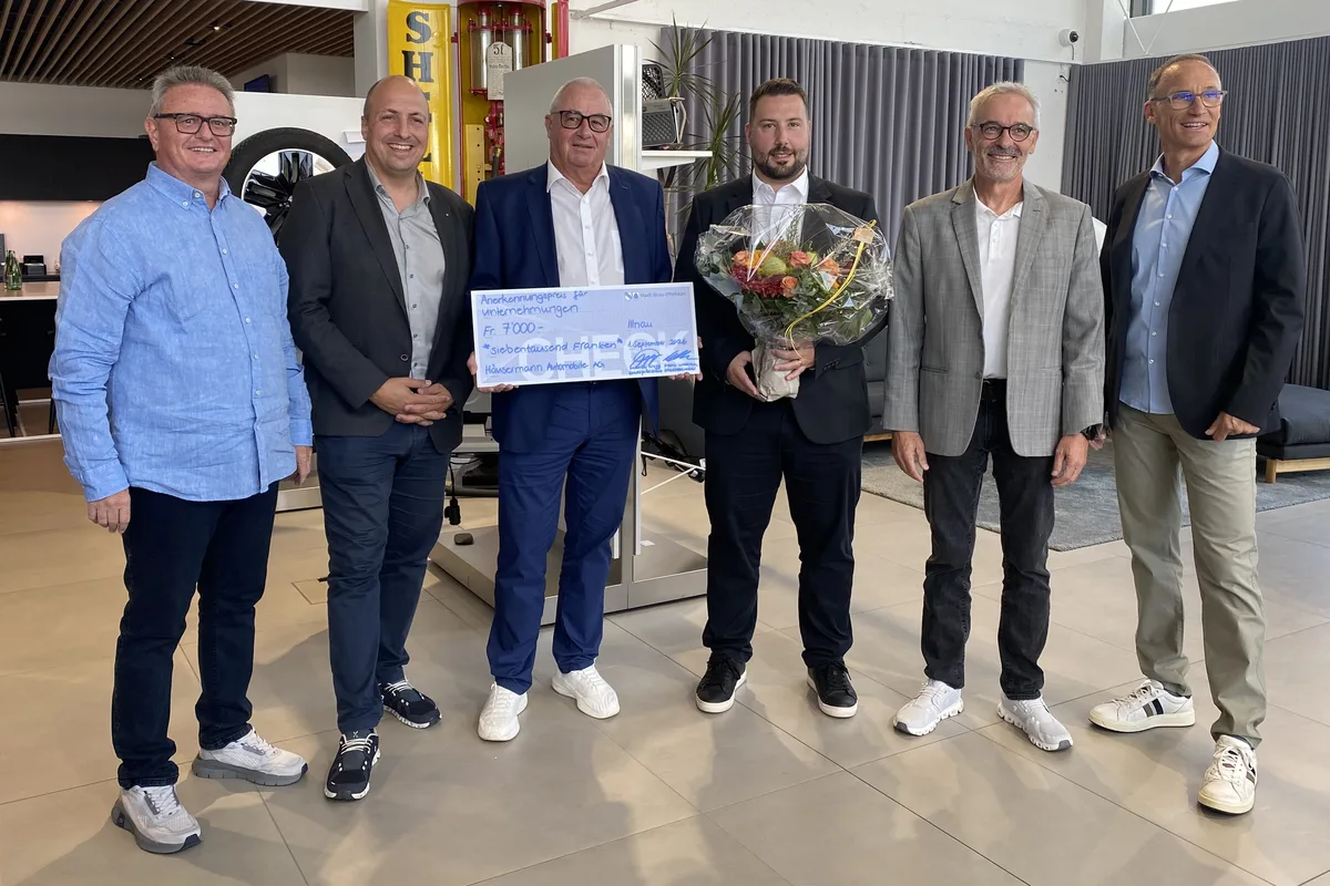 Vergabe des Anerkennungspreises von Illnau-Effretikon und Lindau (von links): Bernard Hosang (Gemeindepräsident Lindau), Marco Nuzzi (Stadtpräsident Illnau-Effretikon), Bruno Altorfer (Verwaltungsrat Häusermann Automobile AG), Patrick Lüscher (Geschäftsleitung Häusermann Illnau), Rolf Hänni (Verwaltungsrat Häusermann Automobile AG) und Ralf Antweiler (Parlamentspräsident Illnau-Effretikon).