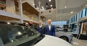 Investition in die Zukunft: Bruno Altorfer, Verwaltungsrat Robert Grimm und Rolf Hänni im Showroom der Häusermann Automobile AG in Illnau. Investition in die Zukunft: Bruno Altorfer, Verwaltungsrat Robert Grimm und Rolf Hänni im Showroom der Häusermann Automobile AG in Illnau.