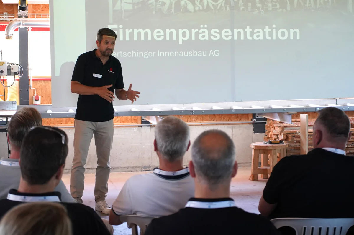 Harry Letsch referiert vor Mitgliedern des Wirtschaftsforums Wetzikon. Im Hintergrund eine Leinwand mit der Aufschrift Firmenpräsentation.