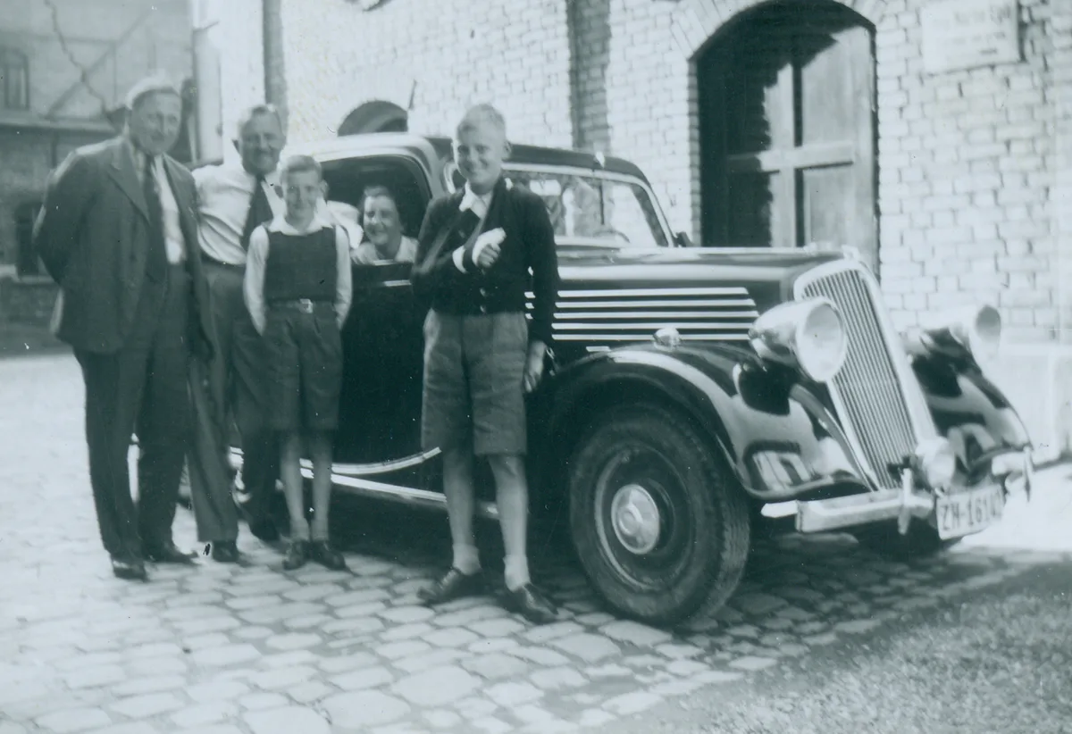 Heinrich Glättli mit seiner Familie. Der Gründer besass eines der ersten Autos in der Region. Heinrich Glättli mit seiner Familie. Der Gründer besass eines der ersten Autos in der Region.