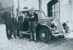 Heinrich Glättli mit seiner Familie. Der Gründer besass eines der ersten Autos in der Region. Heinrich Glättli mit seiner Familie. Der Gründer besass eines der ersten Autos in der Region.