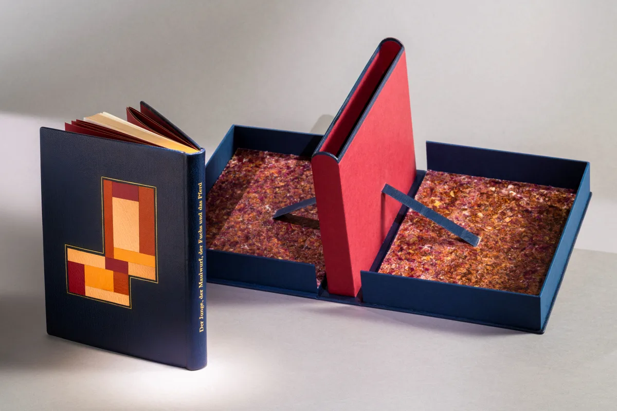 Ein aufwendig gebundenes Buch.