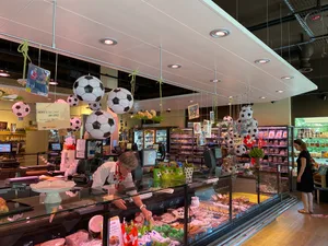 Fussbälle, wohin man blickt: die Filiale der Metzgerei Hotz in Uster. Fussbälle, wohin man blickt: die Filiale der Metzgerei Hotz in Uster.