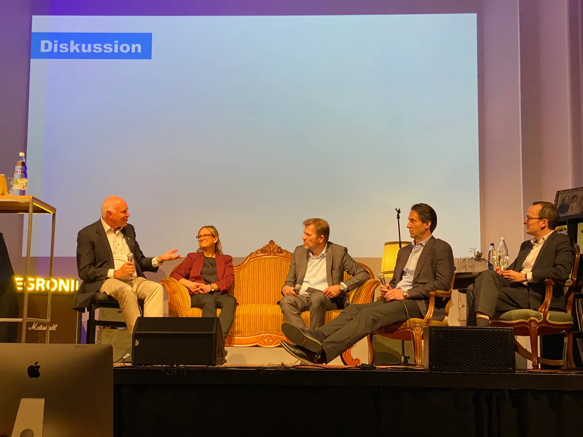 Vier Männer und eine Frau an der Podiumsdiskussion im Pfäffiker Nova-Theater.