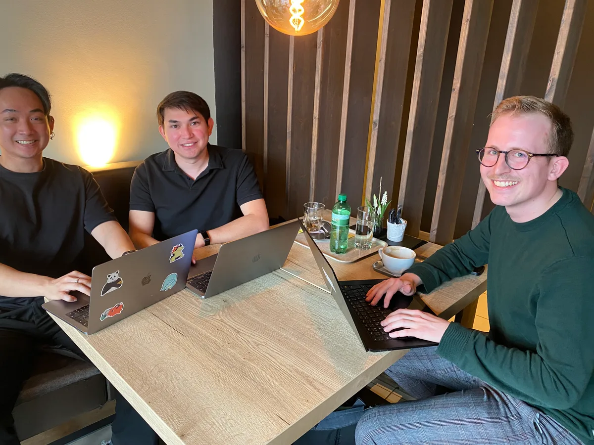 Das Bistro Stellwerk in Bubikon dient als Sitzungszimmer (von links): Raksmey Oum, Stefan Wittwer und Kommunikationschef Simon Helbling. Drei junge Männer mit Laptops sitzen an einem Tischchen.