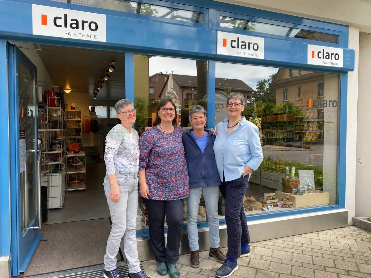 Vier Frauen stehen vor dem Claro Weltladen in Uster.