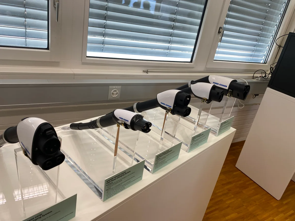 Verschiedene Ladekabel für Elektrofahrzeuge.