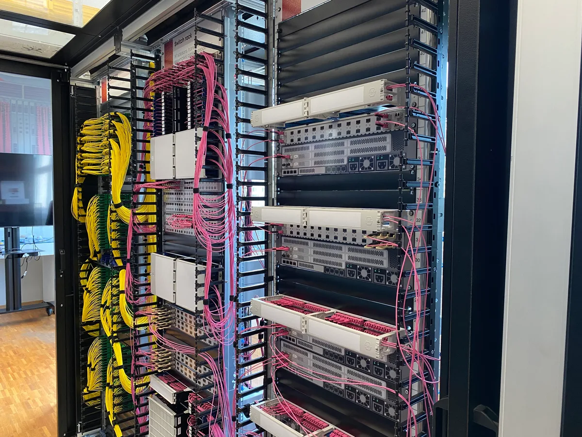 Wachstumschancen sieht Huber+Suhner im Bereich Rechenzentren. (Archiv) Viele bunte Kabel in einem Datencenter.