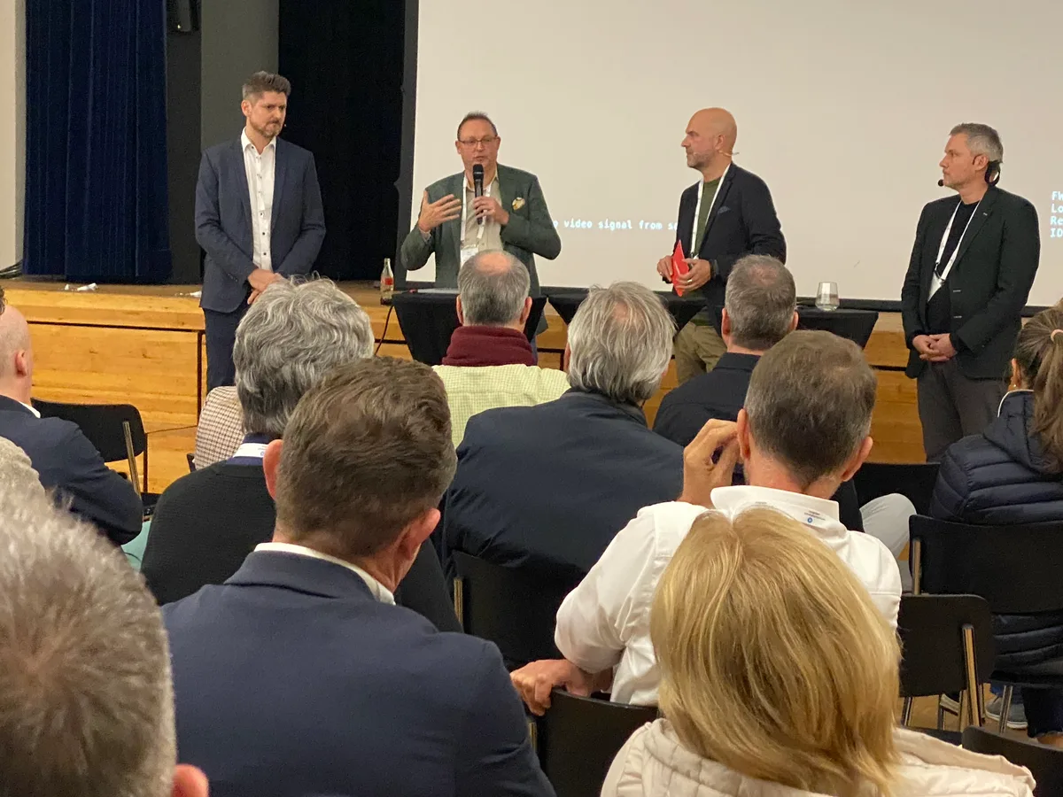 Vier Männer führen auf der Bühne der Krone Wetzikon eine Podiumsdiskussion.