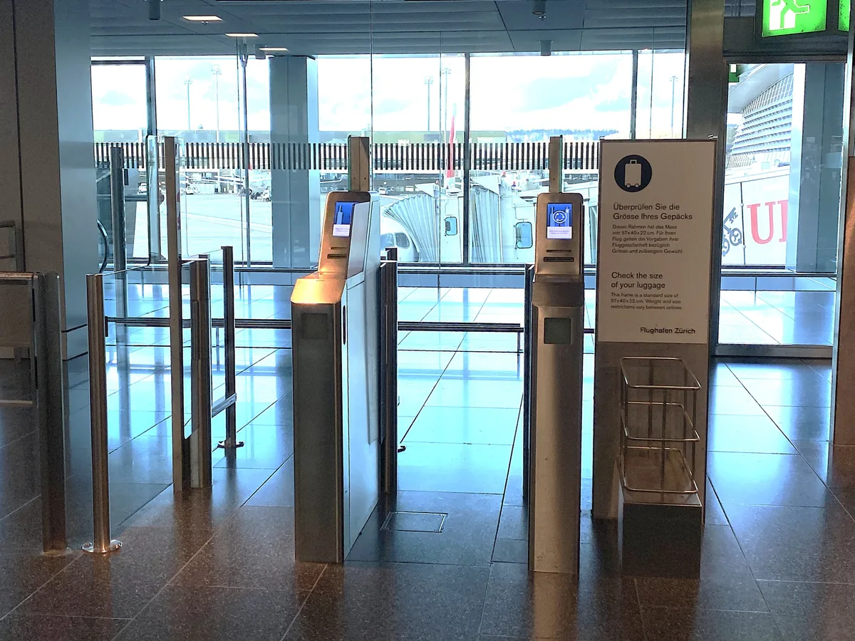 Schleuse an einem Abfluggate im Flughafen Zürich.