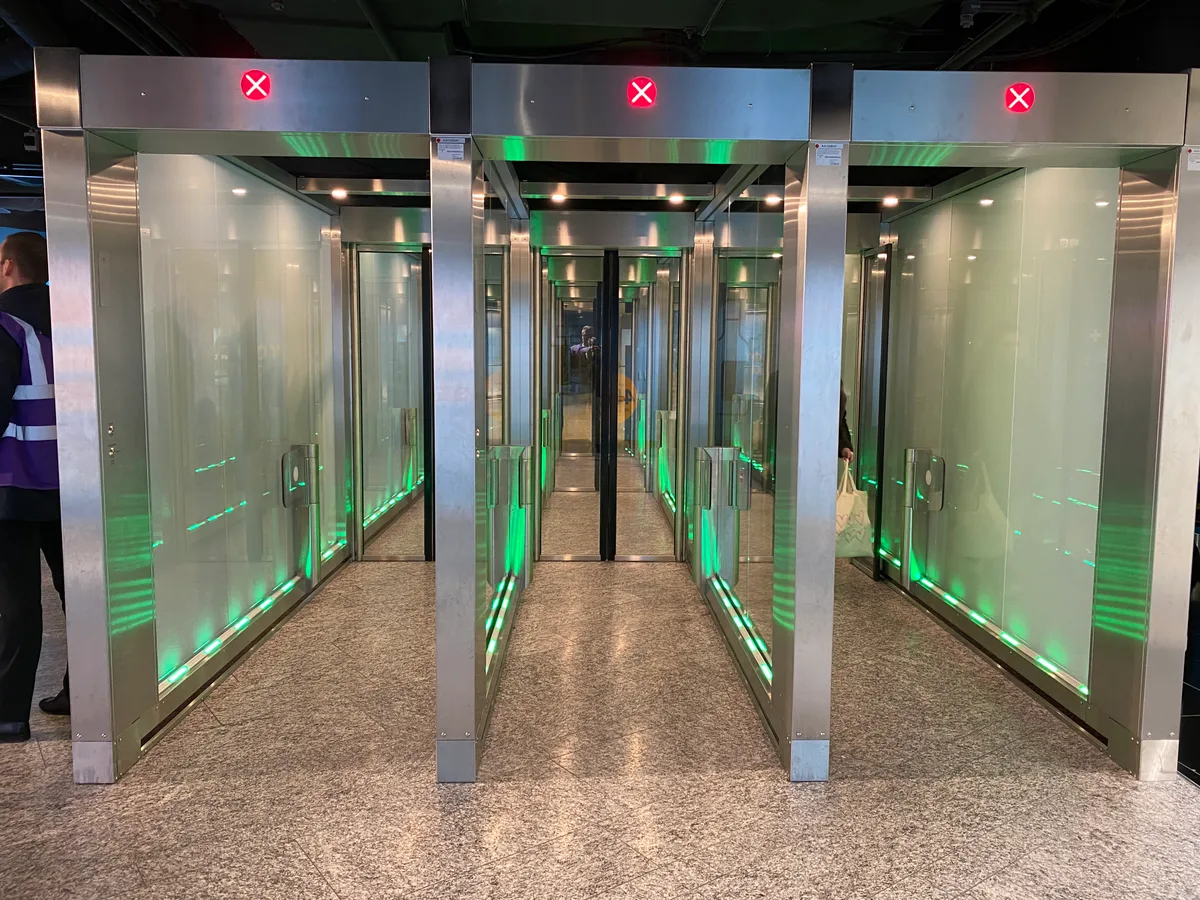 Dormakaba hat eine starke Marktposition bei Zutrittskontrolllösungen im Flughafenbereich: Sicherheitsschleuse am Flughafen Zürich. (Archiv) Eine Personenschleuse am Flughafen Zürich.