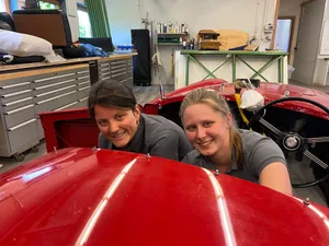 26547198-5 Ann-Christine Ubrich (rechts) arbeitet mit ihrer Mitarbeiterin Sarina Tonet am Interieur eines MG-Oldtimers.