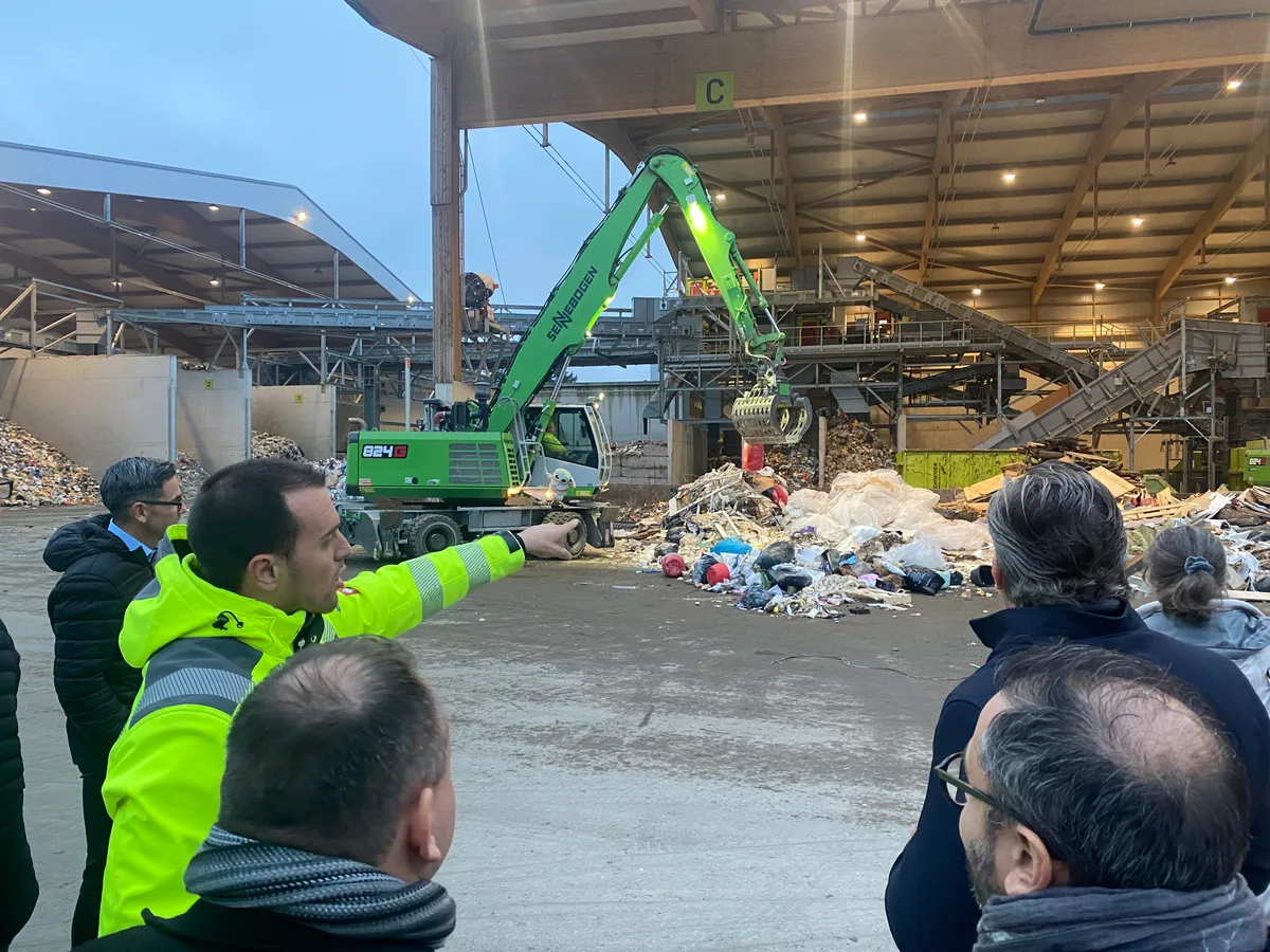 Eindrückliche Anlage: Der Herbstanlass des AVZO führte die Mitglieder ins Recyclingcenter der Schneider Umweltservice AG in Volketswil. Ein Mitarbeiter der Schneider Umweltservice AG in neongelber Jacke erklärt einer Gruppe, wie Abfall sortiert wird.