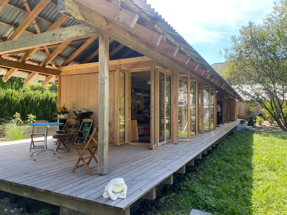 Spannendes Gebäude mitten in Wald: Der Pavillon von János Stefan Buchwardt und Dennis Neu besteht aus zwei getrennten Wohnboxen unter einem langen Satteldach. 