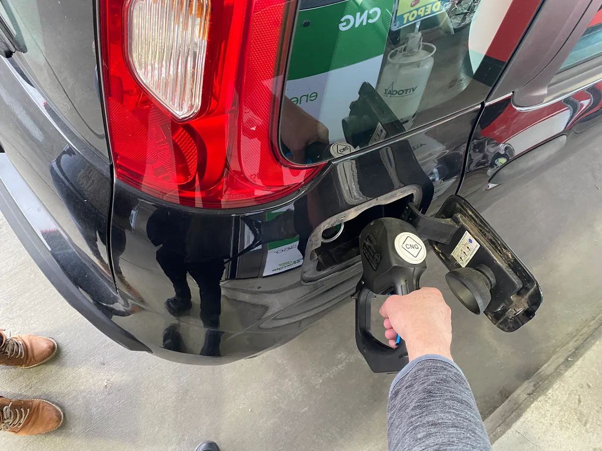10864532-9 Noch rund 800 Automobilistinnen und Automobilisten im Zürcher Oberland fahren mit CNG. Die Preisunterschiede an den Tankstellen in der Region sind gross.