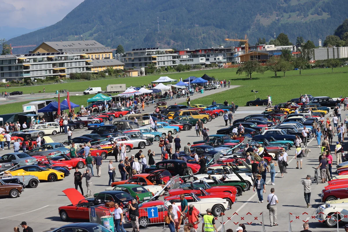 Viele Autos stehen auf der Piste des Flugplatzes Mollis.