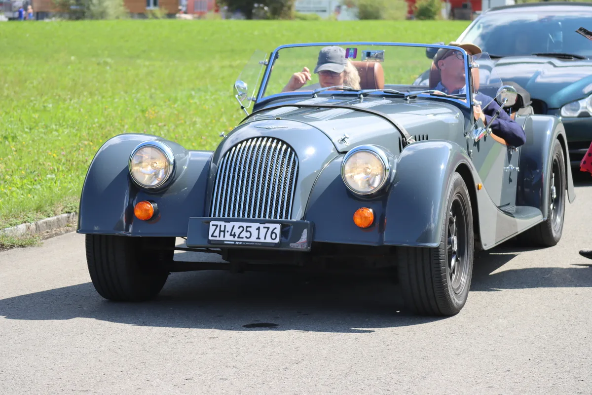 Ein blau-grauer, offener Morgan.