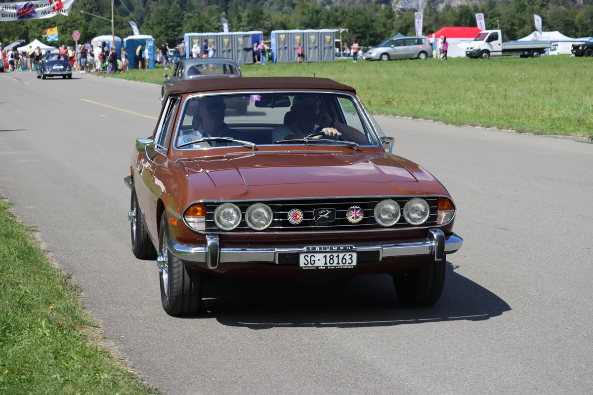 Ein weinroter Triumph Stag aus den 1970er Jahren.