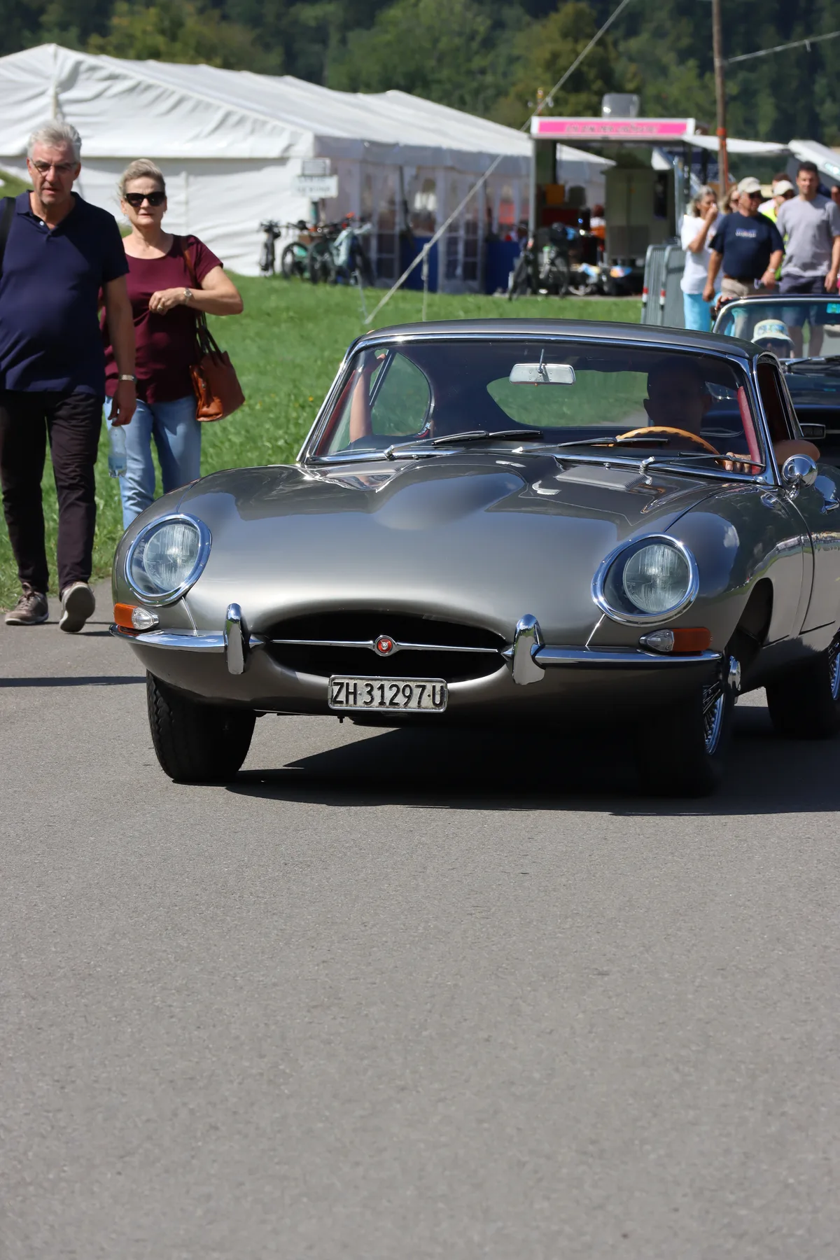 Ein grauer Jaguar E-Type.
